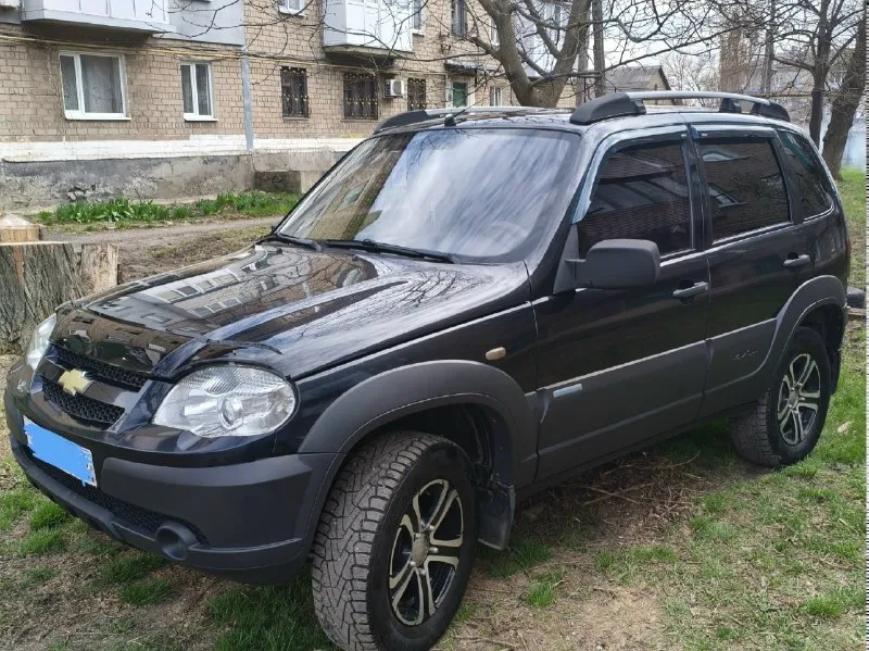 Продаю отличную ухоженную chevrolet нива 2010 г/в с родным пробегом 113000 км комплектация с кондиционером достойное состояние всего автомобиля кузов без дтп салон чистинький ухоженны гидроусилитель передние стеклоподьемники электро зеркала подогрев зеркал подогрев сидений отличная музыка бортовой компьютер два ключа два брелка в туманках установлен ксенон релинги литые диски на 16 двигатель коробка подвеска в идеальном состоянии авто полностью обслужен и ухожен вложений не требует все вопросы по телефону цена: 590000 рублей торг. +7-949-626-72-89 : +7-949-383-94-58 📞 звоните: +7(949)6267289 - фотография - 5