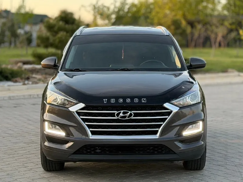 Hyundai tucson официал рестайлинг ❗️ 2.0 бензин автомат 2019г автомобиль в хорошем состоянии! автомобиль весь в заводском окрасе! передняя часть автомобиля в брони пленки, автомобиль очень комфортный есть все для комфортного вождения!!! carpiay, камера заднего вида, парктроник, подогрев сидений передних и задних, 4wd полный привод, климат/контроль, круиз/контроль, мульти/руль, и многое другое …. все остекление родное включая лобовое! два комплекта резины! с документами полный порядок!!! переоформление в мрэо! диагностическая карта есть!!! цена 2,045₽ все вопросы по тел+79494681080 📞 🇷🇺 звоните: +79494681080 - фотография - 2