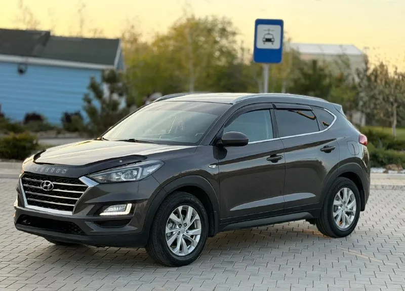 Hyundai tucson официал рестайлинг ❗️ 2.0 бензин автомат 2019г автомобиль в хорошем состоянии! автомобиль весь в заводском окрасе! передняя часть автомобиля в брони пленки, автомобиль очень комфортный есть все для комфортного вождения!!! carpiay, камера заднего вида, парктроник, подогрев сидений передних и задних, 4wd полный привод, климат/контроль, круиз/контроль, мульти/руль, и многое другое …. все остекление родное включая лобовое! два комплекта резины! с документами полный порядок!!! переоформление в мрэо! диагностическая карта есть!!! цена 2,045₽ все вопросы по тел+79494681080 📞 🇷🇺 звоните: +79494681080 - фотография - 3