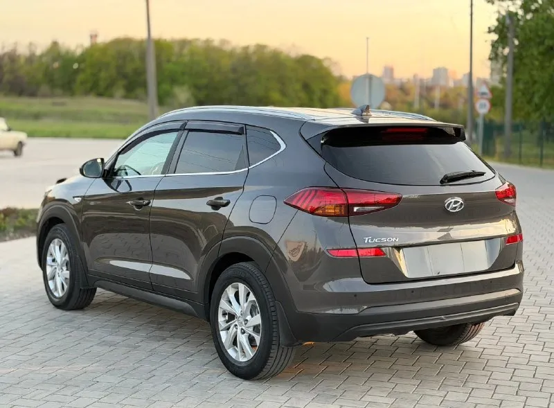 Hyundai tucson официал рестайлинг ❗️ 2.0 бензин автомат 2019г автомобиль в хорошем состоянии! автомобиль весь в заводском окрасе! передняя часть автомобиля в брони пленки, автомобиль очень комфортный есть все для комфортного вождения!!! carpiay, камера заднего вида, парктроник, подогрев сидений передних и задних, 4wd полный привод, климат/контроль, круиз/контроль, мульти/руль, и многое другое …. все остекление родное включая лобовое! два комплекта резины! с документами полный порядок!!! переоформление в мрэо! диагностическая карта есть!!! цена 2,045₽ все вопросы по тел+79494681080 📞 🇷🇺 звоните: +79494681080 - фотография - 4