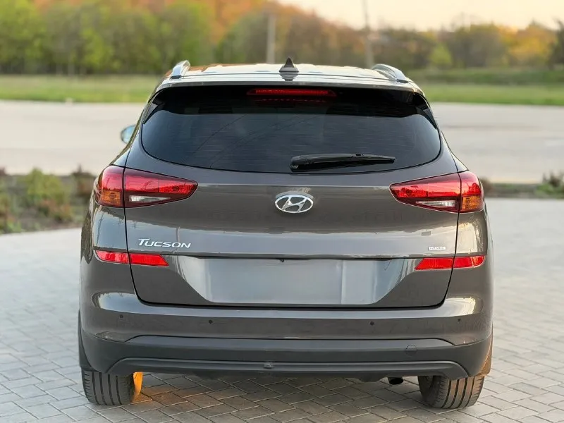 Hyundai tucson официал рестайлинг ❗️ 2.0 бензин автомат 2019г автомобиль в хорошем состоянии! автомобиль весь в заводском окрасе! передняя часть автомобиля в брони пленки, автомобиль очень комфортный есть все для комфортного вождения!!! carpiay, камера заднего вида, парктроник, подогрев сидений передних и задних, 4wd полный привод, климат/контроль, круиз/контроль, мульти/руль, и многое другое …. все остекление родное включая лобовое! два комплекта резины! с документами полный порядок!!! переоформление в мрэо! диагностическая карта есть!!! цена 2,045₽ все вопросы по тел+79494681080 📞 🇷🇺 звоните: +79494681080 - фотография - 5