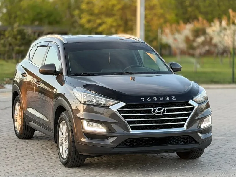 Hyundai tucson официал рестайлинг ❗️ 2.0 бензин автомат 2019г автомобиль в хорошем состоянии! автомобиль весь в заводском окрасе! передняя часть автомобиля в брони пленки, автомобиль очень комфортный есть все для комфортного вождения!!! carpiay, камера заднего вида, парктроник, подогрев сидений передних и задних, 4wd полный привод, климат/контроль, круиз/контроль, мульти/руль, и многое другое …. все остекление родное включая лобовое! два комплекта резины! с документами полный порядок!!! переоформление в мрэо! диагностическая карта есть!!! цена 2,045₽ все вопросы по тел+79494681080 📞 🇷🇺 звоните: +79494681080 - фотография - 7