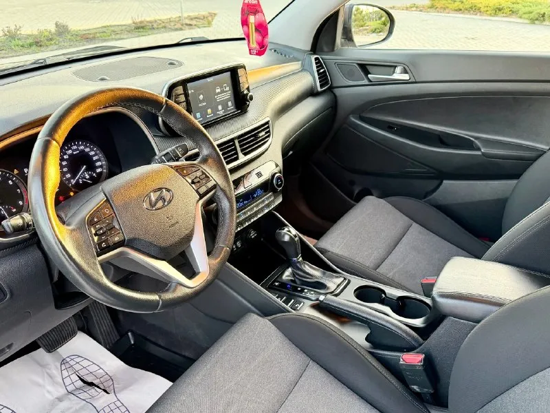 Hyundai tucson официал рестайлинг ❗️ 2.0 бензин автомат 2019г автомобиль в хорошем состоянии! автомобиль весь в заводском окрасе! передняя часть автомобиля в брони пленки, автомобиль очень комфортный есть все для комфортного вождения!!! carpiay, камера заднего вида, парктроник, подогрев сидений передних и задних, 4wd полный привод, климат/контроль, круиз/контроль, мульти/руль, и многое другое …. все остекление родное включая лобовое! два комплекта резины! с документами полный порядок!!! переоформление в мрэо! диагностическая карта есть!!! цена 2,045₽ все вопросы по тел+79494681080 📞 🇷🇺 звоните: +79494681080 - фотография - 9