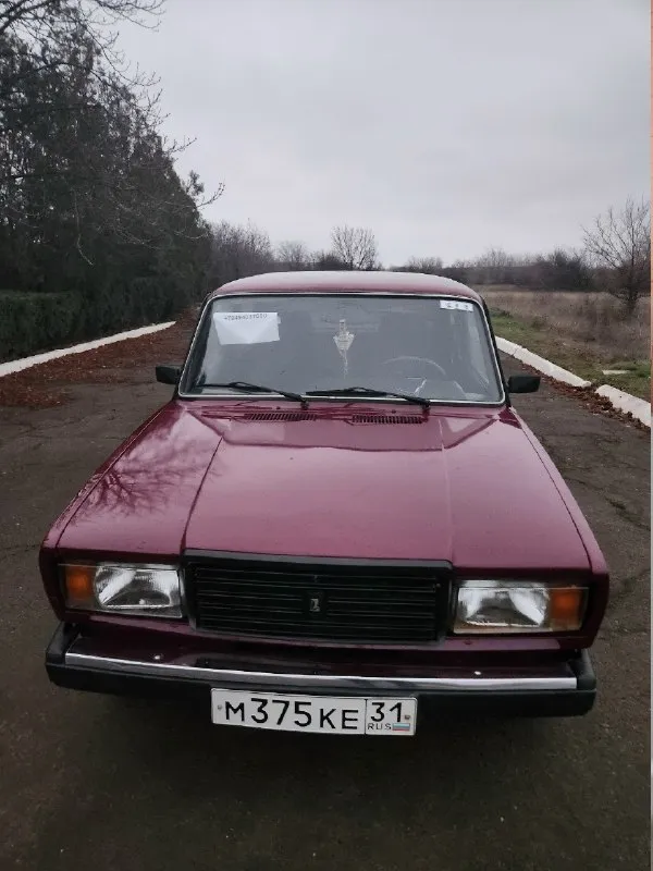 Продам ваз 2107 пробег 99к год выпуска 1995 кпп 4 ступка едет отлично не гнилая от слова совсем. . любая сторона донкратится. вся в родной краске. . печка греет хорошо из + стоят 13 литье на летней резине фары оригинал, хорошие лампы поставил святят отлично. масло поменял 500км назад тосол новый патрубки силиконовые новые генератор новый передние и задние колодки новые ступица правая новая, левый ступичный подшипник новый, трос ручника новый, держит хорошо. .рулевые наконечники новые, шаровые все новые задние рычаги все новые. . сход развал сделан. карты с красной строчкой музыка 2 овала и мафон с блютузом прикуриватель евро стоит химчистил салон. . теперь из минусов треснуто лобовое, не критично продажа по дкп встанет на учет без проблем цена 170 тыс. . г. шахтерск +79496431400 📞 звоните: +7(949)6431400 - фотография - 1