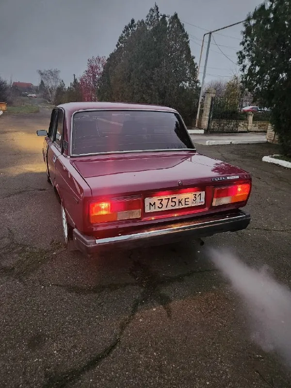 Продам ваз 2107 пробег 99к год выпуска 1995 кпп 4 ступка едет отлично не гнилая от слова совсем. . любая сторона донкратится. вся в родной краске. . печка греет хорошо из + стоят 13 литье на летней резине фары оригинал, хорошие лампы поставил святят отлично. масло поменял 500км назад тосол новый патрубки силиконовые новые генератор новый передние и задние колодки новые ступица правая новая, левый ступичный подшипник новый, трос ручника новый, держит хорошо. .рулевые наконечники новые, шаровые все новые задние рычаги все новые. . сход развал сделан. карты с красной строчкой музыка 2 овала и мафон с блютузом прикуриватель евро стоит химчистил салон. . теперь из минусов треснуто лобовое, не критично продажа по дкп встанет на учет без проблем цена 170 тыс. . г. шахтерск +79496431400 📞 звоните: +7(949)6431400 - фотография - 4