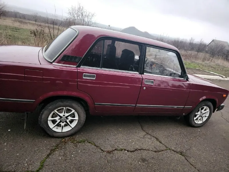 Продам ваз 2107 пробег 99к год выпуска 1995 кпп 4 ступка едет отлично не гнилая от слова совсем. . любая сторона донкратится. вся в родной краске. . печка греет хорошо из + стоят 13 литье на летней резине фары оригинал, хорошие лампы поставил святят отлично. масло поменял 500км назад тосол новый патрубки силиконовые новые генератор новый передние и задние колодки новые ступица правая новая, левый ступичный подшипник новый, трос ручника новый, держит хорошо. .рулевые наконечники новые, шаровые все новые задние рычаги все новые. . сход развал сделан. карты с красной строчкой музыка 2 овала и мафон с блютузом прикуриватель евро стоит химчистил салон. . теперь из минусов треснуто лобовое, не критично продажа по дкп встанет на учет без проблем цена 170 тыс. . г. шахтерск +79496431400 📞 звоните: +7(949)6431400 - фотография - 5