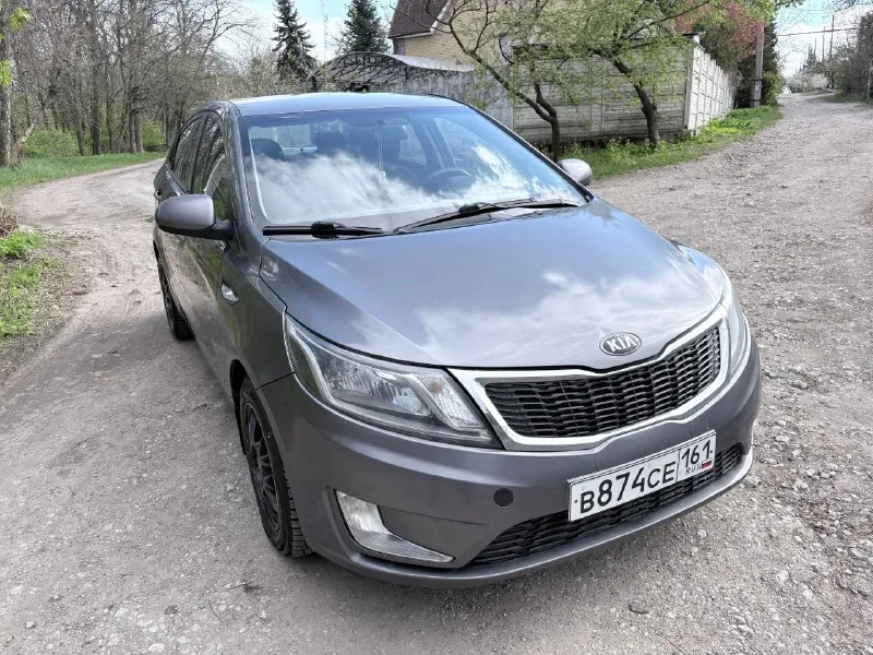 Продам kia rio 2014г 1.6 акпп цена 865т. р торг у капота автомобиль в хорошем состоянии, родной пробег 187т. км двигатель 1.6 в отличном состоянии, не троит, не дымит, масло не ест. коробка автомат 6ст. работает прекрасно, не пинает, не выбивает. кузов ровный, без гнили и ржавчины. салон чистый и опрятный. хорошая комплектация: кондиционер, круиз контроль,4эл. стеклоподьемника, эл. зеркала, датчик дождя, датчик света, подогрев руля, сидений, зоны дворников, сигнализация с обратной связью. машина на данный момент не требует вложений. с документами полный порядок, любое переоформление, техосмотр пройден. г. макеевка +7 949 035 6765 📞 🇷🇺 звоните: +79490356765 - фотография - 1