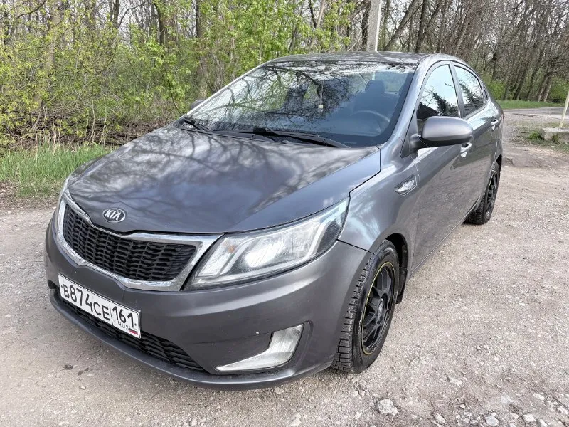Продам kia rio 2014г 1.6 акпп цена 865т. р торг у капота автомобиль в хорошем состоянии, родной пробег 187т. км двигатель 1.6 в отличном состоянии, не троит, не дымит, масло не ест. коробка автомат 6ст. работает прекрасно, не пинает, не выбивает. кузов ровный, без гнили и ржавчины. салон чистый и опрятный. хорошая комплектация: кондиционер, круиз контроль,4эл. стеклоподьемника, эл. зеркала, датчик дождя, датчик света, подогрев руля, сидений, зоны дворников, сигнализация с обратной связью. машина на данный момент не требует вложений. с документами полный порядок, любое переоформление, техосмотр пройден. г. макеевка +7 949 035 6765 📞 🇷🇺 звоните: +79490356765 - фотография - 2