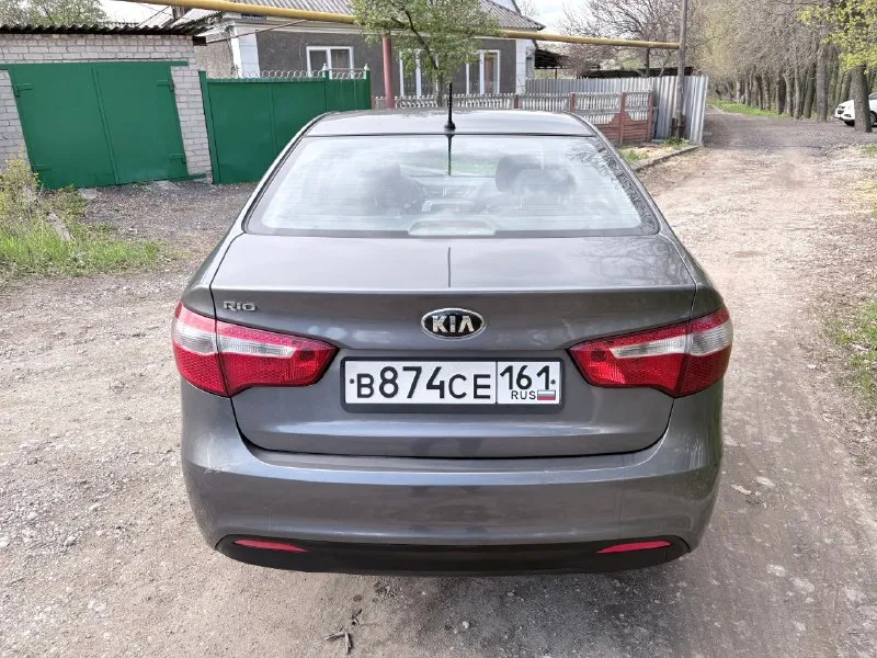 Продам kia rio 2014г 1.6 акпп цена 865т. р торг у капота автомобиль в хорошем состоянии, родной пробег 187т. км двигатель 1.6 в отличном состоянии, не троит, не дымит, масло не ест. коробка автомат 6ст. работает прекрасно, не пинает, не выбивает. кузов ровный, без гнили и ржавчины. салон чистый и опрятный. хорошая комплектация: кондиционер, круиз контроль,4эл. стеклоподьемника, эл. зеркала, датчик дождя, датчик света, подогрев руля, сидений, зоны дворников, сигнализация с обратной связью. машина на данный момент не требует вложений. с документами полный порядок, любое переоформление, техосмотр пройден. г. макеевка +7 949 035 6765 📞 🇷🇺 звоните: +79490356765 - фотография - 4