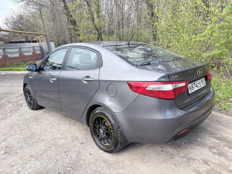 Продам kia rio 2014г 1.6 акпп цена 865т. р торг у капота автомобиль в хорошем состоянии, родной пробег 187т. км двигатель 1.6 в отличном состоянии, не троит, не дымит, масло не ест. коробка автомат 6ст. работает прекрасно, не пинает, не выбивает. кузов ровный, без гнили и ржавчины. салон чистый и опрятный. хорошая комплектация: кондиционер, круиз контроль,4эл. стеклоподьемника, эл. зеркала, датчик дождя, датчик света, подогрев руля, сидений, зоны дворников, сигнализация с обратной связью. машина на данный момент не требует вложений. с документами полный порядок, любое переоформление, техосмотр пройден. г. макеевка +7 949 035 6765 📞 🇷🇺 звоните: +79490356765 - фотография - 5