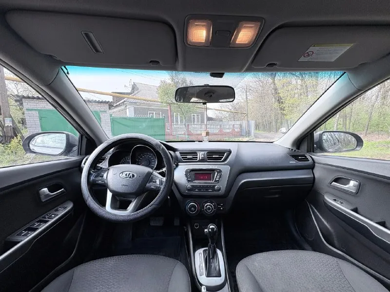 Продам kia rio 2014г 1.6 акпп цена 865т. р торг у капота автомобиль в хорошем состоянии, родной пробег 187т. км двигатель 1.6 в отличном состоянии, не троит, не дымит, масло не ест. коробка автомат 6ст. работает прекрасно, не пинает, не выбивает. кузов ровный, без гнили и ржавчины. салон чистый и опрятный. хорошая комплектация: кондиционер, круиз контроль,4эл. стеклоподьемника, эл. зеркала, датчик дождя, датчик света, подогрев руля, сидений, зоны дворников, сигнализация с обратной связью. машина на данный момент не требует вложений. с документами полный порядок, любое переоформление, техосмотр пройден. г. макеевка +7 949 035 6765 📞 🇷🇺 звоните: +79490356765 - фотография - 6