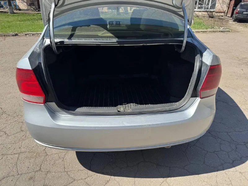 Продам volkswagen polo 2012год. объём двигателя 1.6 (отличный и надежный мотор ). коробка механика на отлично. ходовка новая. есть моменты по лкп, критичного ничего нет. машина с переоформлением. все подробности по телефону +79493820834. осмотр город донецк. цена 375.000 - фотография - 7