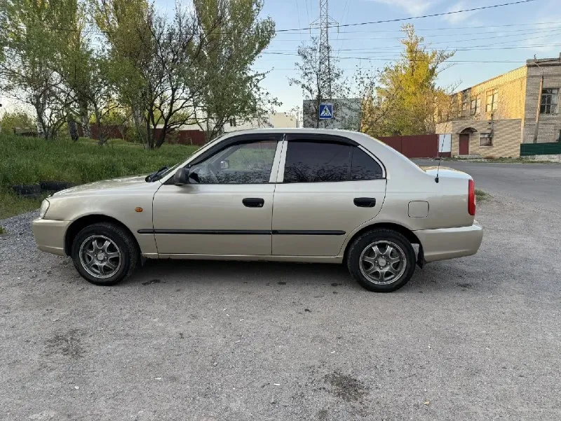 Hyundai accent тагаз ii, 2006. продам акцент в хорошем технической состоянии, ходовая часть хорошо обслужена, солон в хорошем состоянии, коробка не хрустит не выбивает, кузов требует небольшой уход, как видно багажник имеет на ребре жёсткости вмятину, вовремя проводились технические обслуживания и замена всех расходников, печка кондиционер в работают, центральный замок, два комплекта резины, в целом машина едет бодро, сел поехал, цену вижу 420 тыс руб. торг уместен, все остальные вопросы по телефону +7 949 823 35 45 или в л. с 📞 звоните: +7(949)8233545 - фотография - 2