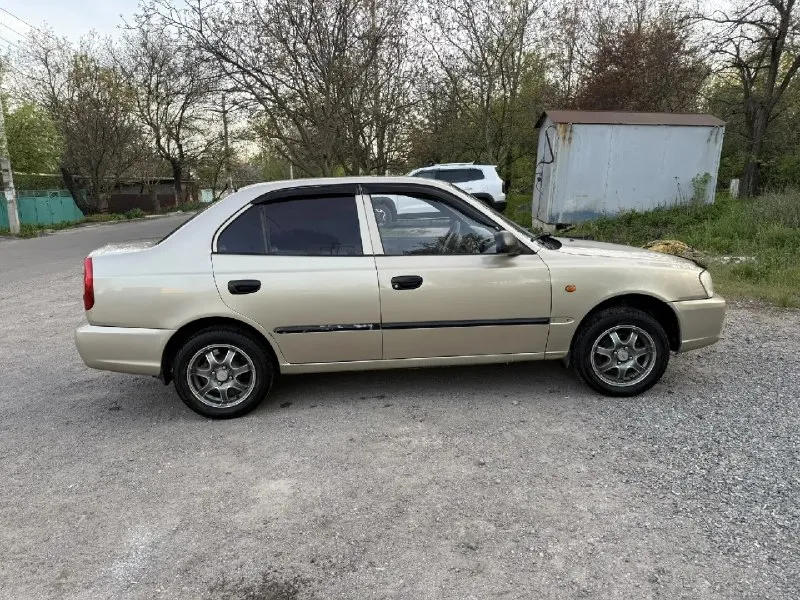 Hyundai accent тагаз ii, 2006. продам акцент в хорошем технической состоянии, ходовая часть хорошо обслужена, солон в хорошем состоянии, коробка не хрустит не выбивает, кузов требует небольшой уход, как видно багажник имеет на ребре жёсткости вмятину, вовремя проводились технические обслуживания и замена всех расходников, печка кондиционер в работают, центральный замок, два комплекта резины, в целом машина едет бодро, сел поехал, цену вижу 420 тыс руб. торг уместен, все остальные вопросы по телефону +7 949 823 35 45 или в л. с 📞 звоните: +7(949)8233545 - фотография - 3