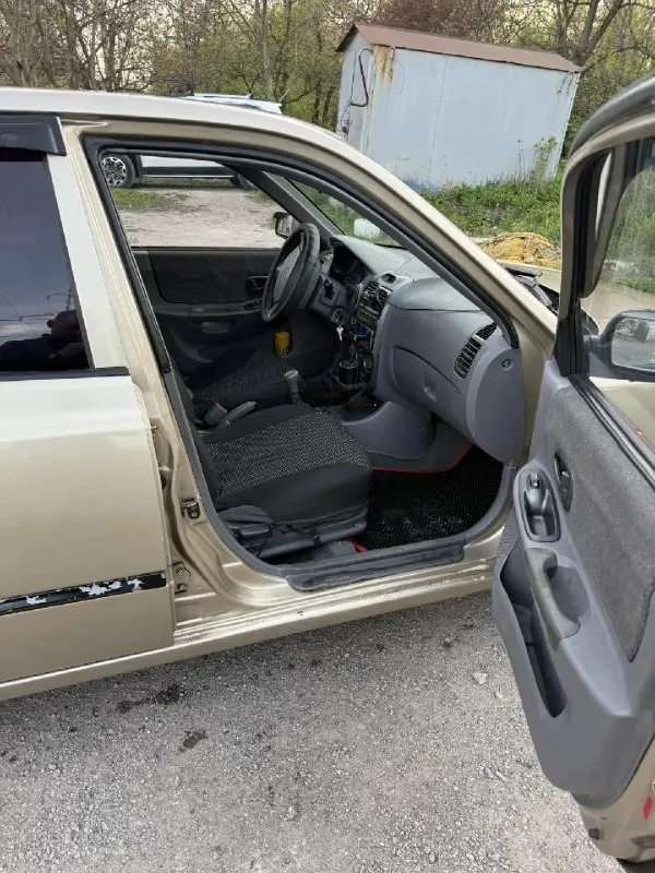 Hyundai accent тагаз ii, 2006. продам акцент в хорошем технической состоянии, ходовая часть хорошо обслужена, солон в хорошем состоянии, коробка не хрустит не выбивает, кузов требует небольшой уход, как видно багажник имеет на ребре жёсткости вмятину, вовремя проводились технические обслуживания и замена всех расходников, печка кондиционер в работают, центральный замок, два комплекта резины, в целом машина едет бодро, сел поехал, цену вижу 420 тыс руб. торг уместен, все остальные вопросы по телефону +7 949 823 35 45 или в л. с 📞 звоните: +7(949)8233545 - фотография - 5