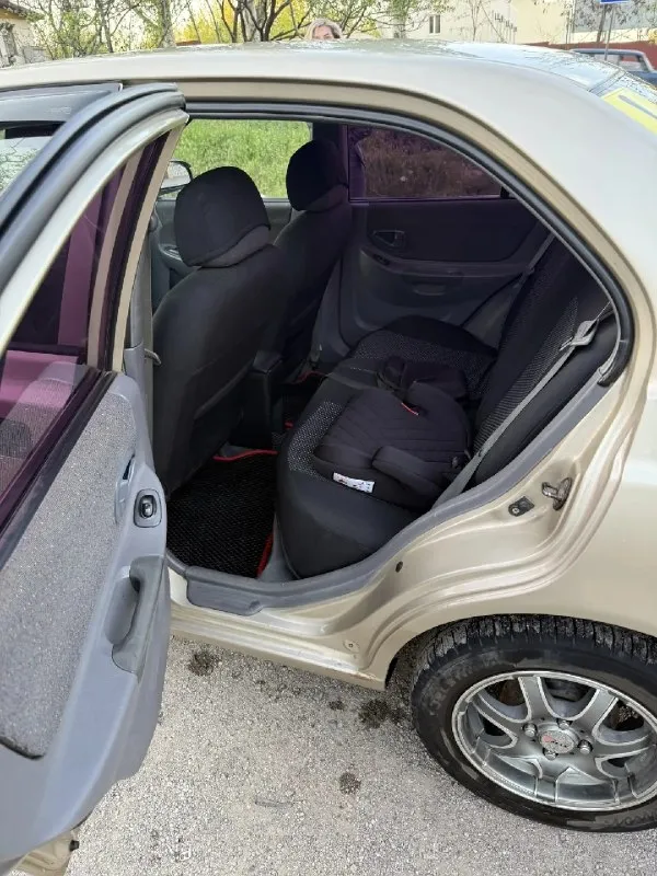 Hyundai accent тагаз ii, 2006. продам акцент в хорошем технической состоянии, ходовая часть хорошо обслужена, солон в хорошем состоянии, коробка не хрустит не выбивает, кузов требует небольшой уход, как видно багажник имеет на ребре жёсткости вмятину, вовремя проводились технические обслуживания и замена всех расходников, печка кондиционер в работают, центральный замок, два комплекта резины, в целом машина едет бодро, сел поехал, цену вижу 420 тыс руб. торг уместен, все остальные вопросы по телефону +7 949 823 35 45 или в л. с 📞 звоните: +7(949)8233545 - фотография - 7