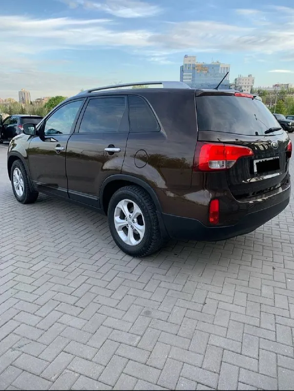 Kia sorento 2015 год двигатель 2.4бензин коробка автомат автомобиль в отличном состоянии, автотека зелёная вложение абсолютно не какого не требует! чистый ухоженный салон, готов на любые проверки с вашей стороны! есть всё для комфортного вождения! двух зонный климат датчик света и дождя подогрев сидений круиз контроль, бортовой компьютер, камера заднего вида, и т д. г. донецк цена 1.650.₽ звоните остальное по номеру телефона +79496164847 📞 звоните: +7(949)6164847 - фотография - 5