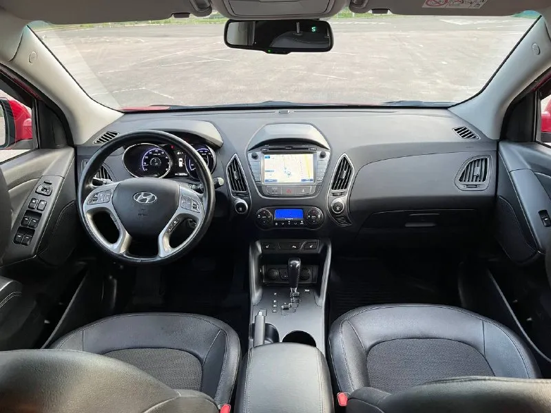 Hyundai ix35 рестайлинг 2014 год двигатель 2.0 бензин коробка автомат пробег 110 тыс. км ( подтвержденный пробег ! ) птс оригинал два владелец по птс! 2 ключа все книжки ! автомобиль в отличном состоянии ! коробка мотор ходовая без нареканий от слова совсем, вообщем автомобиль достойный приезжайте смотрите комплектация : комбинированный салон, датчики света, дождя, подогревы руля, всех сидений, зеркал, лобового и заднего стекла, климат контроль, круиз контрол, камера заднего вида, 6 колонок сааб ! навигация ! адаптивные фары и многое другое ! г. донецк цена 1.390.000 ыс. ₽ торг ! звоните +79495905326 если не доступен мах телеге +79885860906 📲 tg: с_e 📞 звоните: +7(949)5905326 - фотография - 7