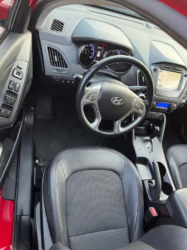 Hyundai ix35 рестайлинг 2014 год двигатель 2.0 бензин коробка автомат пробег 110 тыс. км ( подтвержденный пробег ! ) птс оригинал два владелец по птс! 2 ключа все книжки ! автомобиль в отличном состоянии ! коробка мотор ходовая без нареканий от слова совсем, вообщем автомобиль достойный приезжайте смотрите комплектация : комбинированный салон, датчики света, дождя, подогревы руля, всех сидений, зеркал, лобового и заднего стекла, климат контроль, круиз контрол, камера заднего вида, 6 колонок сааб ! навигация ! адаптивные фары и многое другое ! г. донецк цена 1.390.000 ыс. ₽ торг ! звоните +79495905326 если не доступен мах телеге +79885860906 📲 tg: с_e 📞 звоните: +7(949)5905326 - фотография - 9