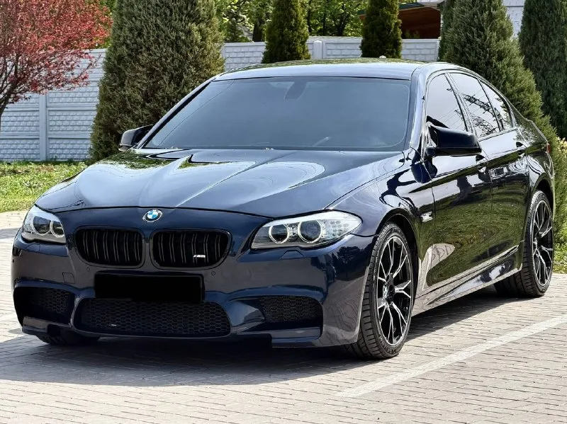 Bmw 530d f10 xdrive год выпуска 2012 цена - 1.820.000₽ двигатель - 3.0d тел. - +79493902663 либо +7 (949) 679-98-14 продам шикарную полноприводную bmw в идеальнейшем состоянии, без каких либо изъянов по кузову, двигателю, кпп и ходовой части. авто без единой ошибки, обслужена полностью от и до. вложено много средств и времени, осталось только заправлять и получать удовольствие от вождения и внешнего вида. авто в богатой комплектации с дотяжками дверей, большим монитором, красивом обвесе, разноширокими дисками, прошита на stage 2 ( едет будь здоров ) установлен м руль с лепестками если войдете в азарт) раздвоенный выхлоп на 65 трубе от начала до конца. контурная подсветка по всему салону и многое другое. работает каждая лампочка и каждая кнопочка. затонирована в круг и покрыта керамикой, без внимания на дороге не оставит. 📲 tg: @vladimir_23_23_23 📞 звоните: +7(949)3902663 - фотография - 1