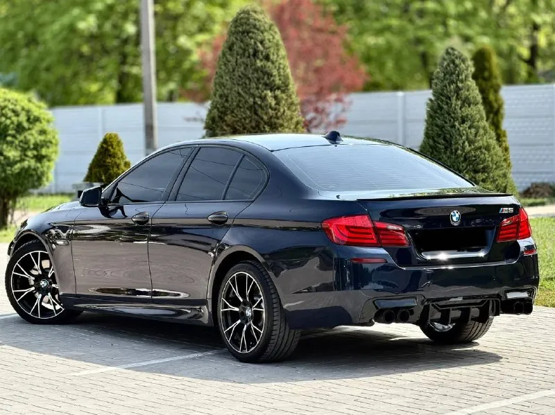 Bmw 530d f10 xdrive год выпуска 2012 цена - 1.820.000₽ двигатель - 3.0d тел. - +79493902663 либо +7 (949) 679-98-14 продам шикарную полноприводную bmw в идеальнейшем состоянии, без каких либо изъянов по кузову, двигателю, кпп и ходовой части. авто без единой ошибки, обслужена полностью от и до. вложено много средств и времени, осталось только заправлять и получать удовольствие от вождения и внешнего вида. авто в богатой комплектации с дотяжками дверей, большим монитором, красивом обвесе, разноширокими дисками, прошита на stage 2 ( едет будь здоров ) установлен м руль с лепестками если войдете в азарт) раздвоенный выхлоп на 65 трубе от начала до конца. контурная подсветка по всему салону и многое другое. работает каждая лампочка и каждая кнопочка. затонирована в круг и покрыта керамикой, без внимания на дороге не оставит. 📲 tg: @vladimir_23_23_23 📞 звоните: +7(949)3902663 - фотография - 2