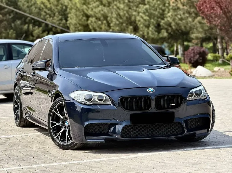 Bmw 530d f10 xdrive год выпуска 2012 цена - 1.820.000₽ двигатель - 3.0d тел. - +79493902663 либо +7 (949) 679-98-14 продам шикарную полноприводную bmw в идеальнейшем состоянии, без каких либо изъянов по кузову, двигателю, кпп и ходовой части. авто без единой ошибки, обслужена полностью от и до. вложено много средств и времени, осталось только заправлять и получать удовольствие от вождения и внешнего вида. авто в богатой комплектации с дотяжками дверей, большим монитором, красивом обвесе, разноширокими дисками, прошита на stage 2 ( едет будь здоров ) установлен м руль с лепестками если войдете в азарт) раздвоенный выхлоп на 65 трубе от начала до конца. контурная подсветка по всему салону и многое другое. работает каждая лампочка и каждая кнопочка. затонирована в круг и покрыта керамикой, без внимания на дороге не оставит. 📲 tg: @vladimir_23_23_23 📞 звоните: +7(949)3902663 - фотография - 3