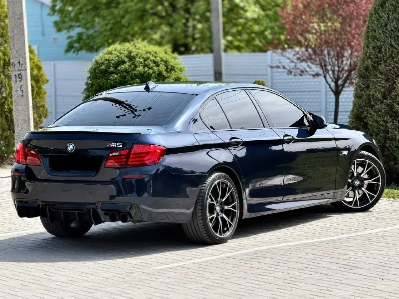 Bmw 530d f10 xdrive год выпуска 2012 цена - 1.820.000₽ двигатель - 3.0d тел. - +79493902663 либо +7 (949) 679-98-14 продам шикарную полноприводную bmw в идеальнейшем состоянии, без каких либо изъянов по кузову, двигателю, кпп и ходовой части. авто без единой ошибки, обслужена полностью от и до. вложено много средств и времени, осталось только заправлять и получать удовольствие от вождения и внешнего вида. авто в богатой комплектации с дотяжками дверей, большим монитором, красивом обвесе, разноширокими дисками, прошита на stage 2 ( едет будь здоров ) установлен м руль с лепестками если войдете в азарт) раздвоенный выхлоп на 65 трубе от начала до конца. контурная подсветка по всему салону и многое другое. работает каждая лампочка и каждая кнопочка. затонирована в круг и покрыта керамикой, без внимания на дороге не оставит. 📲 tg: @vladimir_23_23_23 📞 звоните: +7(949)3902663 - фотография - 4