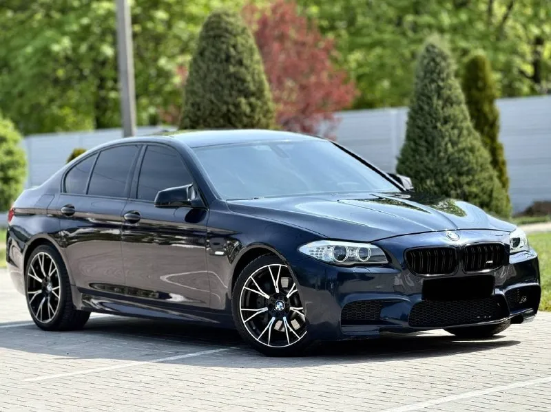 Bmw 530d f10 xdrive год выпуска 2012 цена - 1.820.000₽ двигатель - 3.0d тел. - +79493902663 либо +7 (949) 679-98-14 продам шикарную полноприводную bmw в идеальнейшем состоянии, без каких либо изъянов по кузову, двигателю, кпп и ходовой части. авто без единой ошибки, обслужена полностью от и до. вложено много средств и времени, осталось только заправлять и получать удовольствие от вождения и внешнего вида. авто в богатой комплектации с дотяжками дверей, большим монитором, красивом обвесе, разноширокими дисками, прошита на stage 2 ( едет будь здоров ) установлен м руль с лепестками если войдете в азарт) раздвоенный выхлоп на 65 трубе от начала до конца. контурная подсветка по всему салону и многое другое. работает каждая лампочка и каждая кнопочка. затонирована в круг и покрыта керамикой, без внимания на дороге не оставит. 📲 tg: @vladimir_23_23_23 📞 звоните: +7(949)3902663 - фотография - 5