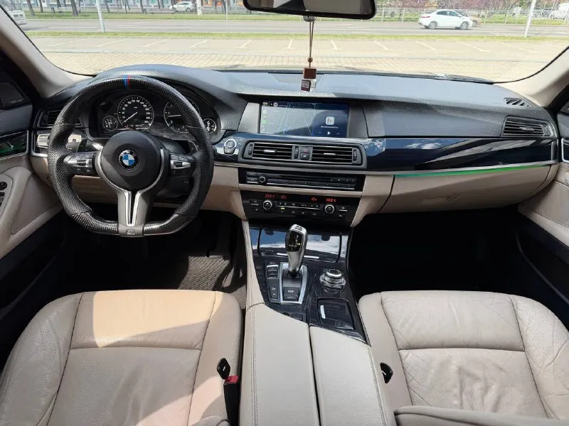 Bmw 530d f10 xdrive год выпуска 2012 цена - 1.820.000₽ двигатель - 3.0d тел. - +79493902663 либо +7 (949) 679-98-14 продам шикарную полноприводную bmw в идеальнейшем состоянии, без каких либо изъянов по кузову, двигателю, кпп и ходовой части. авто без единой ошибки, обслужена полностью от и до. вложено много средств и времени, осталось только заправлять и получать удовольствие от вождения и внешнего вида. авто в богатой комплектации с дотяжками дверей, большим монитором, красивом обвесе, разноширокими дисками, прошита на stage 2 ( едет будь здоров ) установлен м руль с лепестками если войдете в азарт) раздвоенный выхлоп на 65 трубе от начала до конца. контурная подсветка по всему салону и многое другое. работает каждая лампочка и каждая кнопочка. затонирована в круг и покрыта керамикой, без внимания на дороге не оставит. 📲 tg: @vladimir_23_23_23 📞 звоните: +7(949)3902663 - фотография - 7