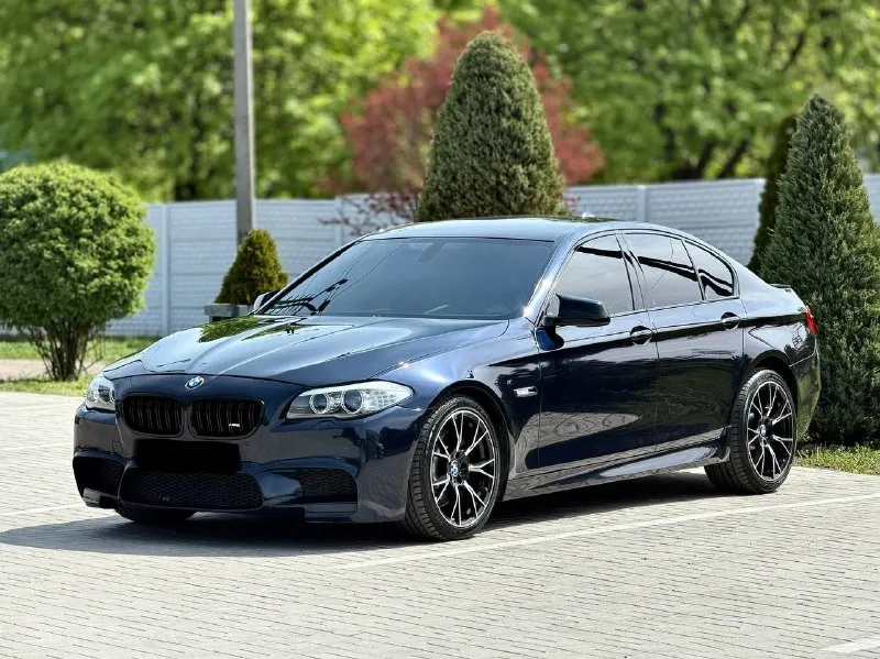 Bmw 530d f10 xdrive год выпуска 2012 цена - 1.820.000₽ двигатель - 3.0d тел. - +79493902663 либо +7 (949) 679-98-14 продам шикарную полноприводную bmw в идеальнейшем состоянии, без каких либо изъянов по кузову, двигателю, кпп и ходовой части. авто без единой ошибки, обслужена полностью от и до. вложено много средств и времени, осталось только заправлять и получать удовольствие от вождения и внешнего вида. авто в богатой комплектации с дотяжками дверей, большим монитором, красивом обвесе, разноширокими дисками, прошита на stage 2 ( едет будь здоров ) установлен м руль с лепестками если войдете в азарт) раздвоенный выхлоп на 65 трубе от начала до конца. контурная подсветка по всему салону и многое другое. работает каждая лампочка и каждая кнопочка. затонирована в круг и покрыта керамикой, без внимания на дороге не оставит. 📲 tg: @vladimir_23_23_23 📞 звоните: +7(949)3902663 - фотография - 9