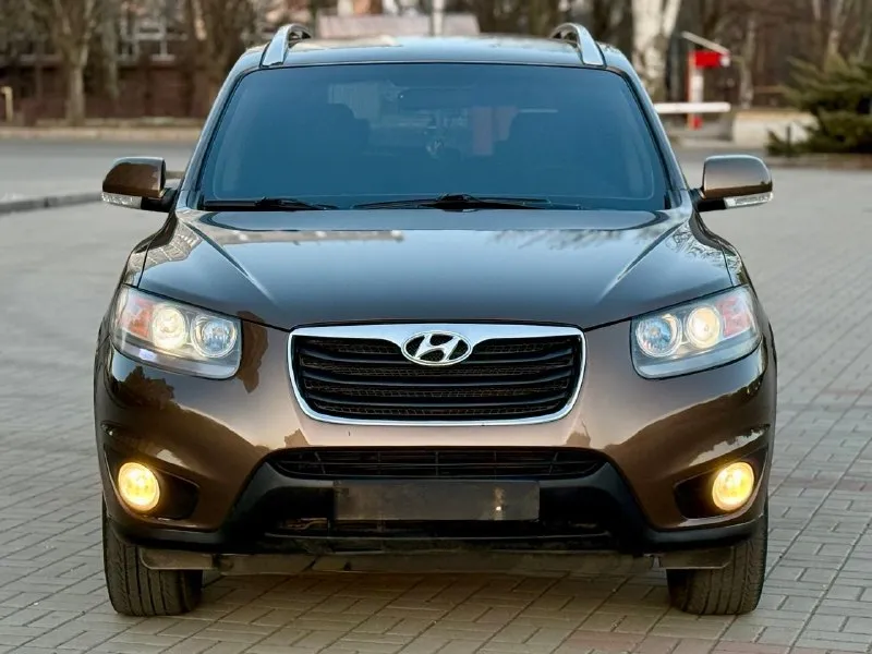 Продам авто hyundai santa fe 2.4 рейсталинг (hyundai санта фе) цена: 1.200.000 руб пробег: 180.000 год выпуска: 2012 год город: донецк номер: +79498515415 автомобиль в отличном состояние очень надежная, семейная и практичная машина. без подводных камней. в таком состояние на авторынке найти тяжело. отличная комплектация: климат холодит, подогревы, партроноки в круг, мультируль, хорошая аудио система, камера заднего вида, датчики дождя и света, и много других интересных функций. работает в автомобиле всё. без дтп, птс оригинал, 2 хозяина, два ключа, масло не расходует, коробка идеальная, двигатель без нареканий, ходовая перебранна. на остальные вопросы готов ответить по телефону. 📲 tg: ⚡️ 📞 звоните: +7(949)8515415 - фотография - 1