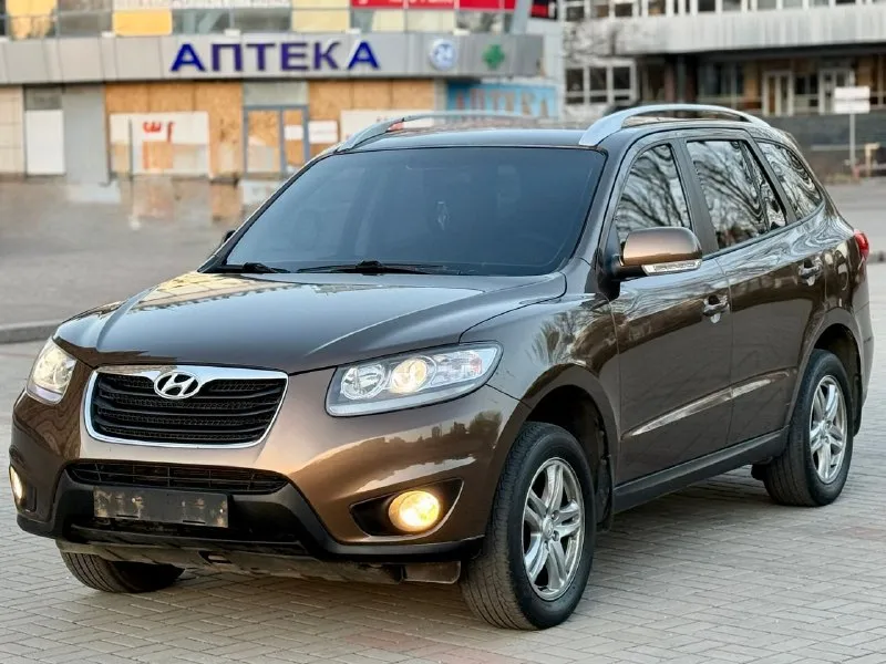 Продам авто hyundai santa fe 2.4 рейсталинг (hyundai санта фе) цена: 1.200.000 руб пробег: 180.000 год выпуска: 2012 год город: донецк номер: +79498515415 автомобиль в отличном состояние очень надежная, семейная и практичная машина. без подводных камней. в таком состояние на авторынке найти тяжело. отличная комплектация: климат холодит, подогревы, партроноки в круг, мультируль, хорошая аудио система, камера заднего вида, датчики дождя и света, и много других интересных функций. работает в автомобиле всё. без дтп, птс оригинал, 2 хозяина, два ключа, масло не расходует, коробка идеальная, двигатель без нареканий, ходовая перебранна. на остальные вопросы готов ответить по телефону. 📲 tg: ⚡️ 📞 звоните: +7(949)8515415 - фотография - 2
