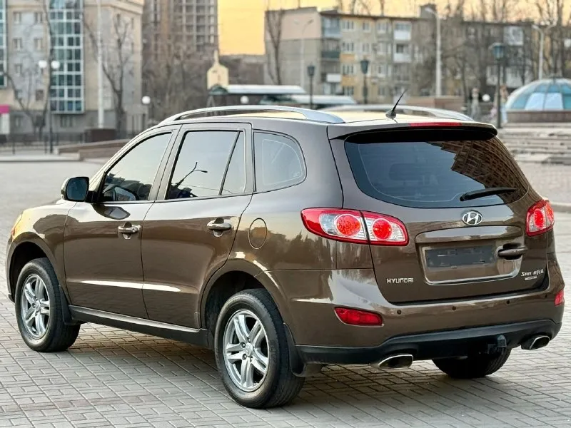 Продам авто hyundai santa fe 2.4 рейсталинг (hyundai санта фе) цена: 1.200.000 руб пробег: 180.000 год выпуска: 2012 год город: донецк номер: +79498515415 автомобиль в отличном состояние очень надежная, семейная и практичная машина. без подводных камней. в таком состояние на авторынке найти тяжело. отличная комплектация: климат холодит, подогревы, партроноки в круг, мультируль, хорошая аудио система, камера заднего вида, датчики дождя и света, и много других интересных функций. работает в автомобиле всё. без дтп, птс оригинал, 2 хозяина, два ключа, масло не расходует, коробка идеальная, двигатель без нареканий, ходовая перебранна. на остальные вопросы готов ответить по телефону. 📲 tg: ⚡️ 📞 звоните: +7(949)8515415 - фотография - 3