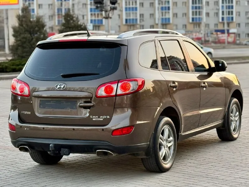 Продам авто hyundai santa fe 2.4 рейсталинг (hyundai санта фе) цена: 1.200.000 руб пробег: 180.000 год выпуска: 2012 год город: донецк номер: +79498515415 автомобиль в отличном состояние очень надежная, семейная и практичная машина. без подводных камней. в таком состояние на авторынке найти тяжело. отличная комплектация: климат холодит, подогревы, партроноки в круг, мультируль, хорошая аудио система, камера заднего вида, датчики дождя и света, и много других интересных функций. работает в автомобиле всё. без дтп, птс оригинал, 2 хозяина, два ключа, масло не расходует, коробка идеальная, двигатель без нареканий, ходовая перебранна. на остальные вопросы готов ответить по телефону. 📲 tg: ⚡️ 📞 звоните: +7(949)8515415 - фотография - 4