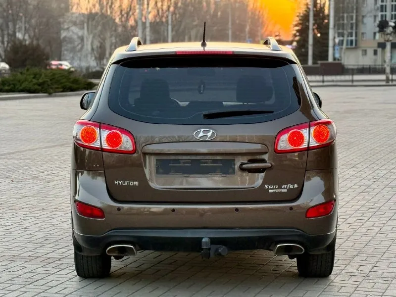 Продам авто hyundai santa fe 2.4 рейсталинг (hyundai санта фе) цена: 1.200.000 руб пробег: 180.000 год выпуска: 2012 год город: донецк номер: +79498515415 автомобиль в отличном состояние очень надежная, семейная и практичная машина. без подводных камней. в таком состояние на авторынке найти тяжело. отличная комплектация: климат холодит, подогревы, партроноки в круг, мультируль, хорошая аудио система, камера заднего вида, датчики дождя и света, и много других интересных функций. работает в автомобиле всё. без дтп, птс оригинал, 2 хозяина, два ключа, масло не расходует, коробка идеальная, двигатель без нареканий, ходовая перебранна. на остальные вопросы готов ответить по телефону. 📲 tg: ⚡️ 📞 звоните: +7(949)8515415 - фотография - 5