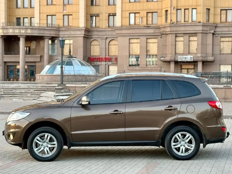 Продам авто hyundai santa fe 2.4 рейсталинг (hyundai санта фе) цена: 1.200.000 руб пробег: 180.000 год выпуска: 2012 год город: донецк номер: +79498515415 автомобиль в отличном состояние очень надежная, семейная и практичная машина. без подводных камней. в таком состояние на авторынке найти тяжело. отличная комплектация: климат холодит, подогревы, партроноки в круг, мультируль, хорошая аудио система, камера заднего вида, датчики дождя и света, и много других интересных функций. работает в автомобиле всё. без дтп, птс оригинал, 2 хозяина, два ключа, масло не расходует, коробка идеальная, двигатель без нареканий, ходовая перебранна. на остальные вопросы готов ответить по телефону. 📲 tg: ⚡️ 📞 звоните: +7(949)8515415 - фотография - 6