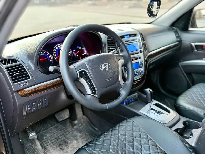Продам авто hyundai santa fe 2.4 рейсталинг (hyundai санта фе) цена: 1.200.000 руб пробег: 180.000 год выпуска: 2012 год город: донецк номер: +79498515415 автомобиль в отличном состояние очень надежная, семейная и практичная машина. без подводных камней. в таком состояние на авторынке найти тяжело. отличная комплектация: климат холодит, подогревы, партроноки в круг, мультируль, хорошая аудио система, камера заднего вида, датчики дождя и света, и много других интересных функций. работает в автомобиле всё. без дтп, птс оригинал, 2 хозяина, два ключа, масло не расходует, коробка идеальная, двигатель без нареканий, ходовая перебранна. на остальные вопросы готов ответить по телефону. 📲 tg: ⚡️ 📞 звоните: +7(949)8515415 - фотография - 7