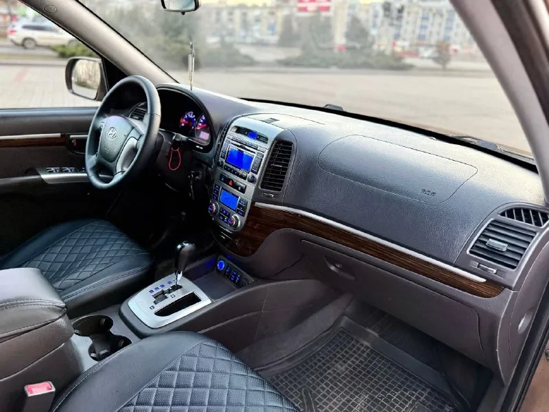 Продам авто hyundai santa fe 2.4 рейсталинг (hyundai санта фе) цена: 1.200.000 руб пробег: 180.000 год выпуска: 2012 год город: донецк номер: +79498515415 автомобиль в отличном состояние очень надежная, семейная и практичная машина. без подводных камней. в таком состояние на авторынке найти тяжело. отличная комплектация: климат холодит, подогревы, партроноки в круг, мультируль, хорошая аудио система, камера заднего вида, датчики дождя и света, и много других интересных функций. работает в автомобиле всё. без дтп, птс оригинал, 2 хозяина, два ключа, масло не расходует, коробка идеальная, двигатель без нареканий, ходовая перебранна. на остальные вопросы готов ответить по телефону. 📲 tg: ⚡️ 📞 звоните: +7(949)8515415 - фотография - 8