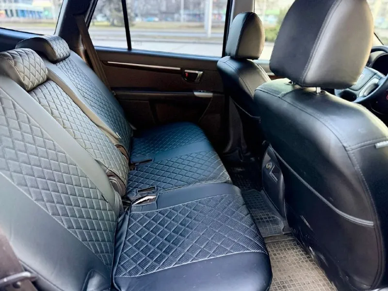Продам авто hyundai santa fe 2.4 рейсталинг (hyundai санта фе) цена: 1.200.000 руб пробег: 180.000 год выпуска: 2012 год город: донецк номер: +79498515415 автомобиль в отличном состояние очень надежная, семейная и практичная машина. без подводных камней. в таком состояние на авторынке найти тяжело. отличная комплектация: климат холодит, подогревы, партроноки в круг, мультируль, хорошая аудио система, камера заднего вида, датчики дождя и света, и много других интересных функций. работает в автомобиле всё. без дтп, птс оригинал, 2 хозяина, два ключа, масло не расходует, коробка идеальная, двигатель без нареканий, ходовая перебранна. на остальные вопросы готов ответить по телефону. 📲 tg: ⚡️ 📞 звоните: +7(949)8515415 - фотография - 9