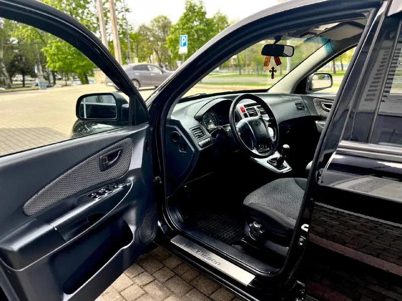 ✅продам hyundai tucson ✅год:2008 ✅ :2л ✅коробка:механика ✅цена:865.000₽ ✅2 владельца ✅номер: +79494952372 или +79491003435 на обоих номерах есть телеграмм и макс авто в отличном состоянии без вложений сел и поехал, кузов автомобиля соответствует фотографиям, техническая часть обслужена на 5+ чистый и ухоженный салон, машина только после полной полировки и химчистки, таких вариантов на рынке очень мало! два комплекта колес зима лета оба на дисках! два ключа!хорошая комплектация:подогревы сидений, кондиционер, большой сенсорный монитор с aux, bt, камера заднего вида, электра зеркала, подогрев заднего стекла, полный бортовой компьютер, abs, esp, биксенонавые фары, центральный замок, сигнализация с обратной связью, и многое другое больше информации по телефону! 📱 📞 звоните: +7(949)4952372 - фотография - 7