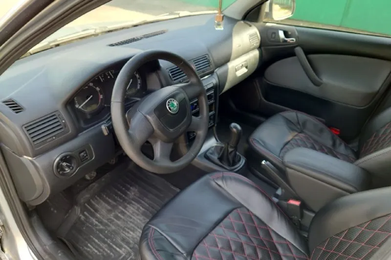 Skoda октавия. 2010 год выпуска. объём двигателя 1.8. пробег 320т. км ( 30т. км назад был ремонт двс и замена сцепления). без дтп ( родном окрасе). кузов без ржавчины и дыр ( присутствуют сколы по кузову). автомобиль в хорошем состоянии. резина: лето/зима. отдам турбину и рулевую рейку ( после ремонта). цена 680т. руб +79493828700 📞 звоните: +7(949)3828700 - фотография - 7