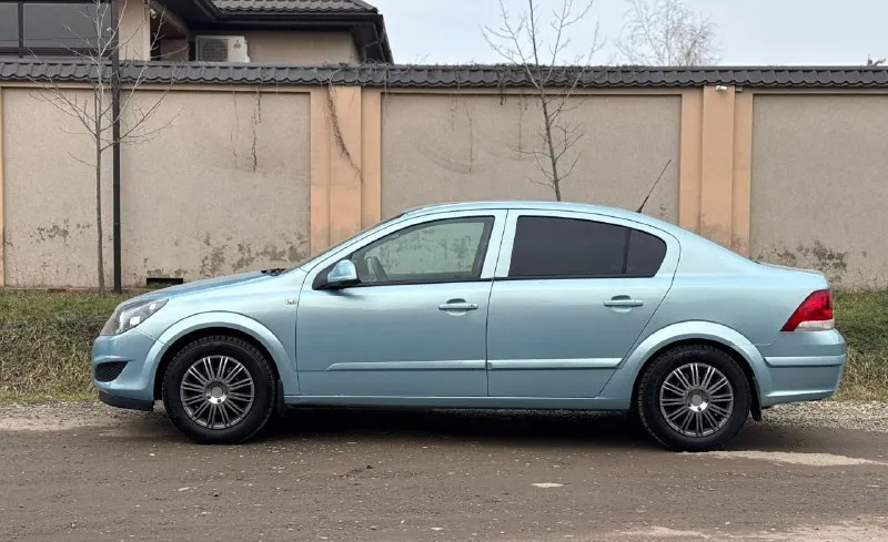 Продам opel astra год выпуска: 2010 мотор: 1,8 л. , механика. пробег: 165 тыс. км. ✅ 2 владельца. ✅ кузов в хорошем состоянии, все стекла родные. автомобиль обслужен от и до. проведено много работ. полностью перебрана подвеска, в идеальном состоянии. мотор, коробка без каких-либо нареканий. все работает как и должно. за машиной следили и ухаживали. времени и средств не жалели. замена масла каждые 7 тыс. км. салон в хорошем состоянии, чистый, не прокуренный. под чехлами отличные сидения. хорошая комплектация, есть все необходимое. отличная ксеноновая оптика. эл. рег. фар и зеркал. датчик света и дождя. эл. стеклоподъемники. мультируль. ✅ два комплекта дисков с резиной. летний комплект yokohama на родных, красивых дисках. ✅ два ключа. ✅ сервисные книги. тех. осмотр сделан. цена: 560 ₽ торг будет! +7-949-606-44-51 по вопросам звоните. нахожусь в донецке. 📞 🇷🇺 звоните: +79496064451 - фотография - 4