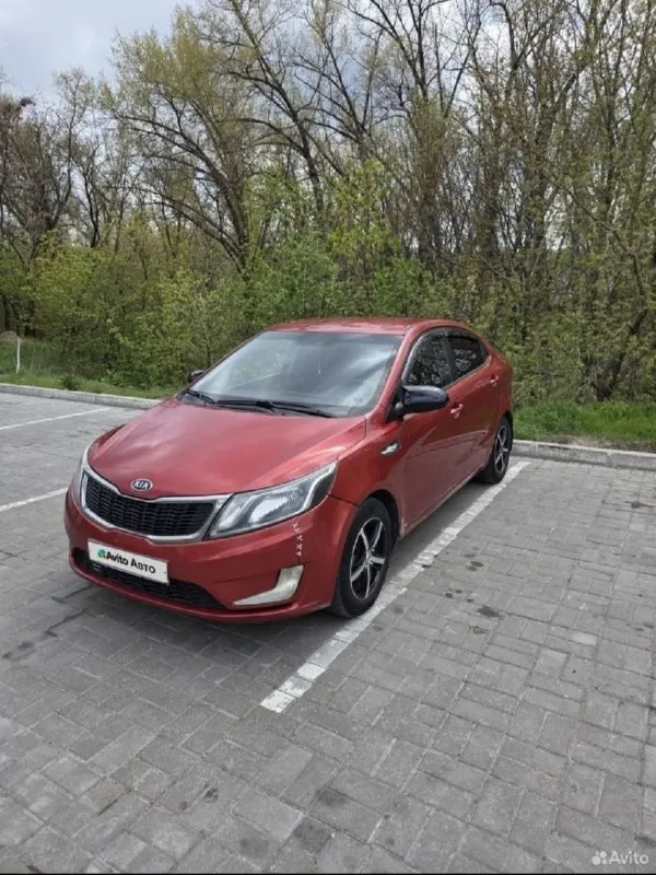 Продам kia rio 3 (2013г) двс 1.4 на классическом автомате. брали жене пол года назад в краснодаре, ездила на работу-обратно, никогда не подводила и мозги не делала. сел поехал. есть сигнализация, автозапуск с брелка, андроид магнитола с bluetooth. есть косметические недочёты, на езду не влияют (лёгкая притертость на заднем бампере и треснут левый угол переднего бампера, менять передний бампер времени нет, да и желания тоже). замена масла каждые 5-6 тыс, не разу не доливали (заливали корейское zic) фильтра новые. коробка переключает как положено. колеса 15, есть новая зимняя резина. торг как у всех на месте. показ в донецке цена 900 000 р, торг +7 918 893 6193 +7 949 315 3167 📞 звоните: +7(949)3153167 - фотография - 2