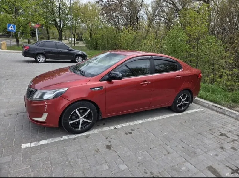 Продам kia rio 3 (2013г) двс 1.4 на классическом автомате. брали жене пол года назад в краснодаре, ездила на работу-обратно, никогда не подводила и мозги не делала. сел поехал. есть сигнализация, автозапуск с брелка, андроид магнитола с bluetooth. есть косметические недочёты, на езду не влияют (лёгкая притертость на заднем бампере и треснут левый угол переднего бампера, менять передний бампер времени нет, да и желания тоже). замена масла каждые 5-6 тыс, не разу не доливали (заливали корейское zic) фильтра новые. коробка переключает как положено. колеса 15, есть новая зимняя резина. торг как у всех на месте. показ в донецке цена 900 000 р, торг +7 918 893 6193 +7 949 315 3167 📞 звоните: +7(949)3153167 - фотография - 3