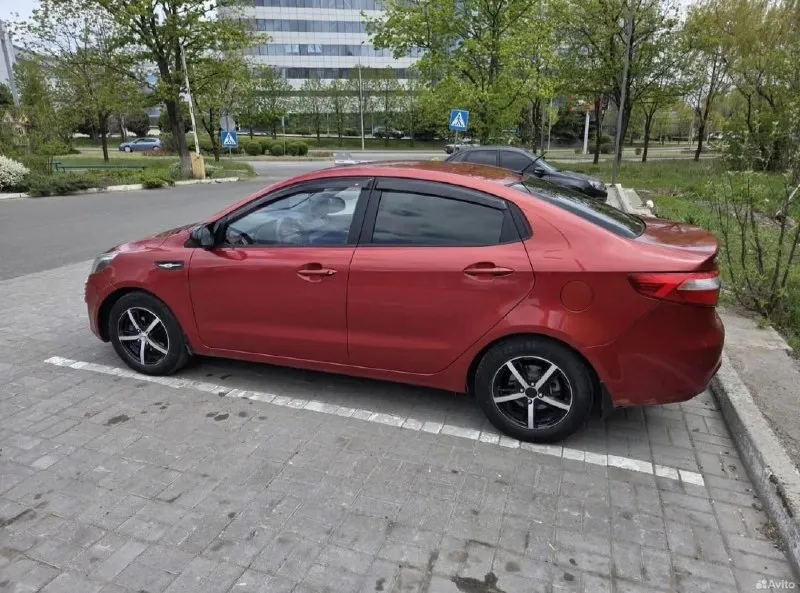 Продам kia rio 3 (2013г) двс 1.4 на классическом автомате. брали жене пол года назад в краснодаре, ездила на работу-обратно, никогда не подводила и мозги не делала. сел поехал. есть сигнализация, автозапуск с брелка, андроид магнитола с bluetooth. есть косметические недочёты, на езду не влияют (лёгкая притертость на заднем бампере и треснут левый угол переднего бампера, менять передний бампер времени нет, да и желания тоже). замена масла каждые 5-6 тыс, не разу не доливали (заливали корейское zic) фильтра новые. коробка переключает как положено. колеса 15, есть новая зимняя резина. торг как у всех на месте. показ в донецке цена 900 000 р, торг +7 918 893 6193 +7 949 315 3167 📞 звоните: +7(949)3153167 - фотография - 4