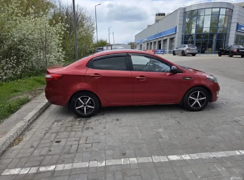 Продам kia rio 3 (2013г) двс 1.4 на классическом автомате. брали жене пол года назад в краснодаре, ездила на работу-обратно, никогда не подводила и мозги не делала. сел поехал. есть сигнализация, автозапуск с брелка, андроид магнитола с bluetooth. есть косметические недочёты, на езду не влияют (лёгкая притертость на заднем бампере и треснут левый угол переднего бампера, менять передний бампер времени нет, да и желания тоже). замена масла каждые 5-6 тыс, не разу не доливали (заливали корейское zic) фильтра новые. коробка переключает как положено. колеса 15, есть новая зимняя резина. торг как у всех на месте. показ в донецке цена 900 000 р, торг +7 918 893 6193 +7 949 315 3167 📞 звоните: +7(949)3153167 - фотография - 6