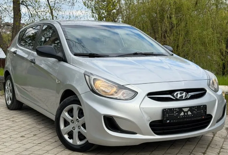 Продам hyundai solaris год выпуска:2014 родной пробег 165.000 тсч км объем двигателя: 1,6 123.лс кпп механика отличная комплектация: кондиционер датчик света, abs, esp, подогрев сидений, мульти руль, 4.эл стекла подъемника, электро зеркала, подушки безопасности, хорошая акустика, парктроники, сигнализация, кузов в идеальном состоянии, без дтп!, автотека✅ 2 хозяина за всё время эксплуатации. рыжиков вздутия и прочего нет от слова совсем! техническии авто вложений не требует. своевременное сезонное обслуживание, заправка и замена фильтров. автомобиль без вложения!! по запросу скину видео обзор. по документам полный порядок. цена 840.000.р возможен торг реальному покупателю! номер телефона +7949-693-58-50 г. донецк 📲 tg: grisha 📞 звоните: +7(949)6935850 - фотография - 2