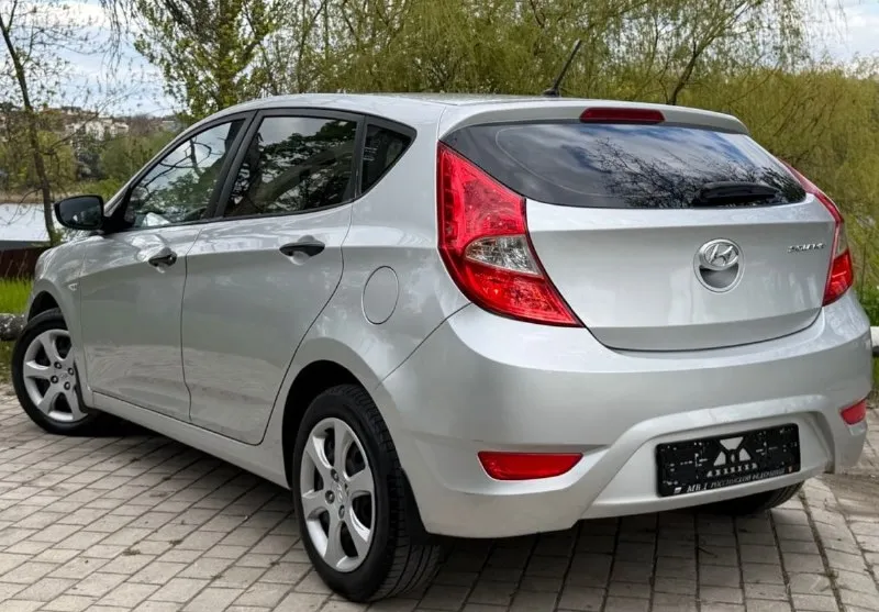 Продам hyundai solaris год выпуска:2014 родной пробег 165.000 тсч км объем двигателя: 1,6 123.лс кпп механика отличная комплектация: кондиционер датчик света, abs, esp, подогрев сидений, мульти руль, 4.эл стекла подъемника, электро зеркала, подушки безопасности, хорошая акустика, парктроники, сигнализация, кузов в идеальном состоянии, без дтп!, автотека✅ 2 хозяина за всё время эксплуатации. рыжиков вздутия и прочего нет от слова совсем! техническии авто вложений не требует. своевременное сезонное обслуживание, заправка и замена фильтров. автомобиль без вложения!! по запросу скину видео обзор. по документам полный порядок. цена 840.000.р возможен торг реальному покупателю! номер телефона +7949-693-58-50 г. донецк 📲 tg: grisha 📞 звоните: +7(949)6935850 - фотография - 3