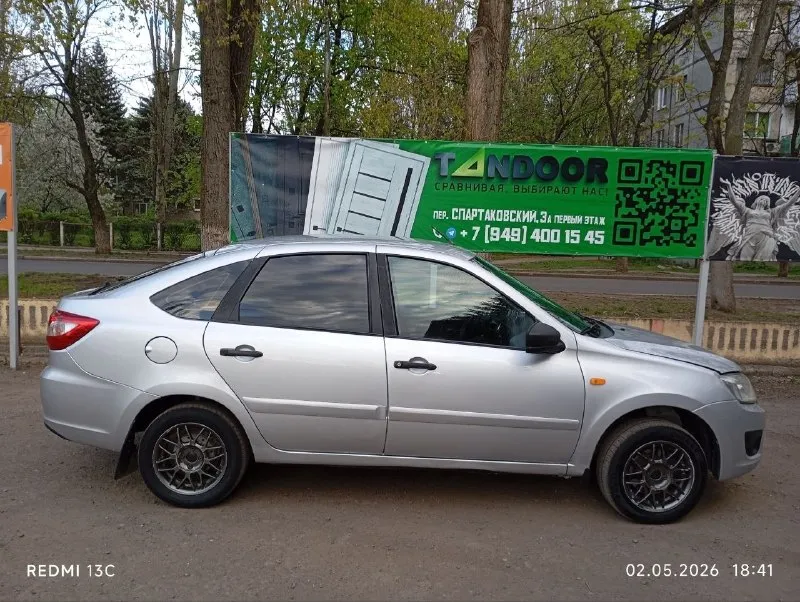 Ваз -2190 "гранта" лифтбек, год выпуска декабрь 2015г. , цвет серебристый металлик, объем 1,6 л, 16 клапанный (клапана не гнет), электро подъемник передних стекол, подушка безопасности водителя, центральный замок заводской, багажник открывается кнопкой с салона, абс, кондиционер, масло не ест, тех осмотр пройден, птс и стс на руках (оригинал), один хозяин. цена 550 тр (торг с реальным покупателем). +79498528141 📞 звоните: +7(949)8528141 - фотография - 3