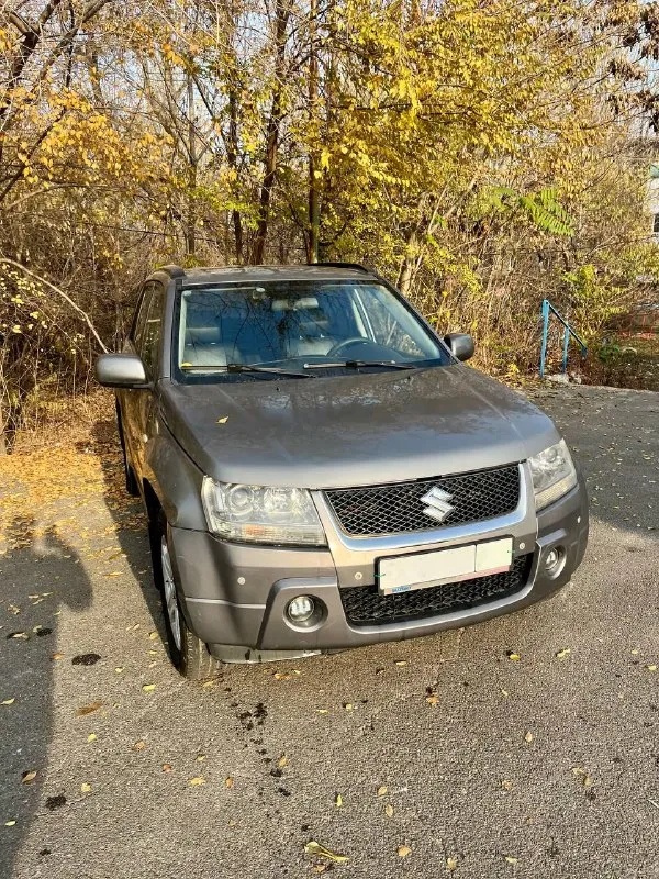 Продам suzuki grand vitara 2006 г. в. 2.0 автомат, полный привод пробег 297 тысяч двигатель в норме, не дымит, не коптит. коробка не пинается, есть вопросы по заднему редуктору, надо либо делать либо поменять. салон кожа, бесключевой доступ, климат работает, все что должно работать, работает. город донецк цена 620000р тел. 89493345010 - фотография - 1